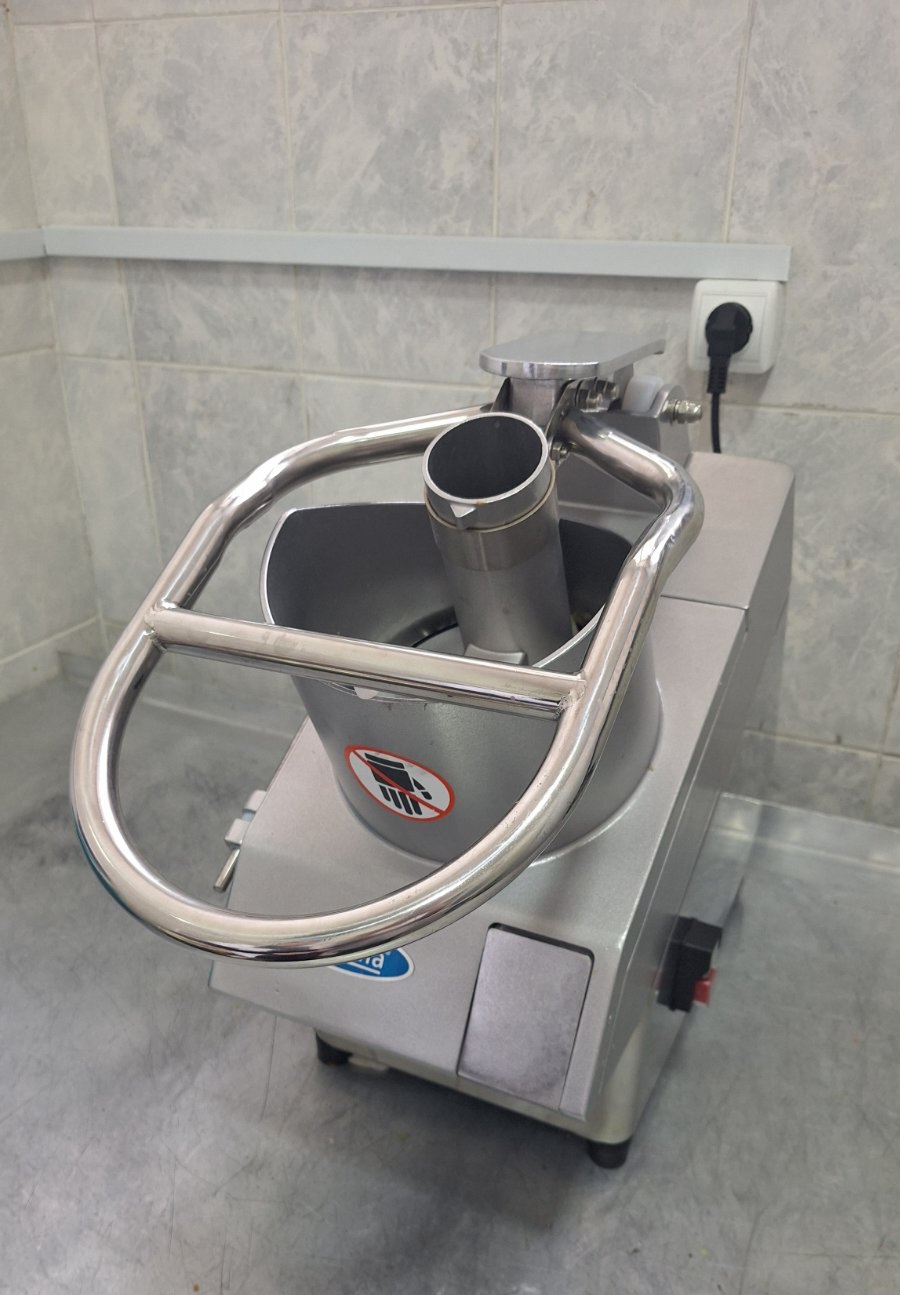 Dotarea blocului alimentar cu robot de bucătărie pentru felierea legumelor.