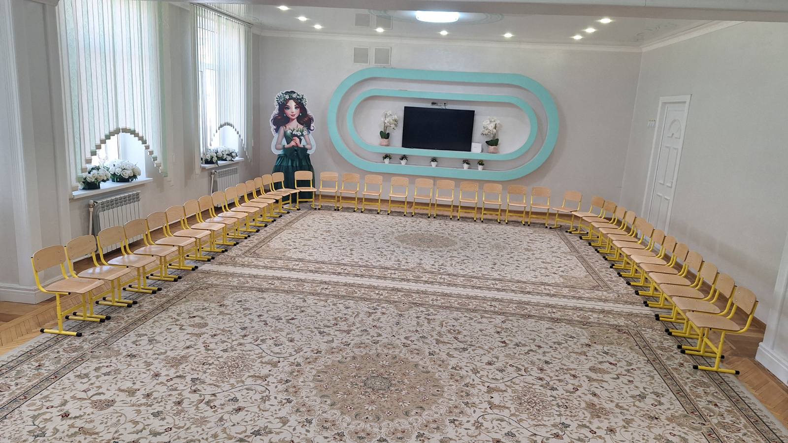 Dotarea grădiniței cu scăunele reglabile pentru copii.